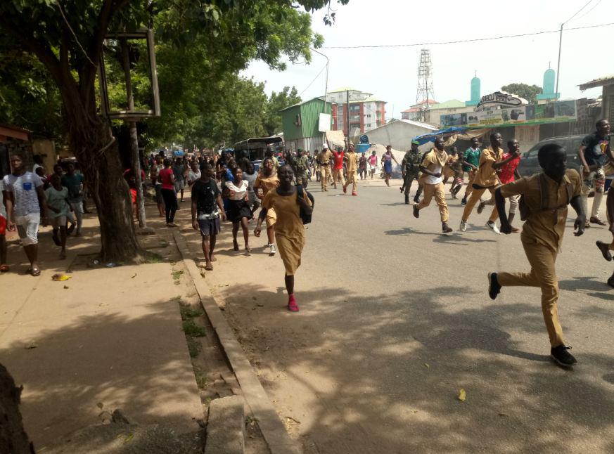 Kaloum : des citoyens dans la rue pour exiger la reprise des cours